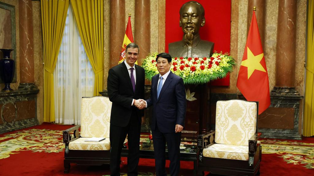 El presidente del Gobierno, Pedro Sánchez, saluda al presidente de Vietnam, Luong Cuong.