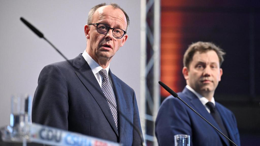 El canciller en funciones de Alemania y líder del partido Unión Cristianodemócrata (CDU), Friedrich Merz, y el colíder del partido Socialdemócrata (SPD), Lars Klingbeil, asisten a una rueda de prensa tras alcanzar un acuerdo sobre su gobierno de coalición en Berlín, Alemania, 9 de abril de 2025.