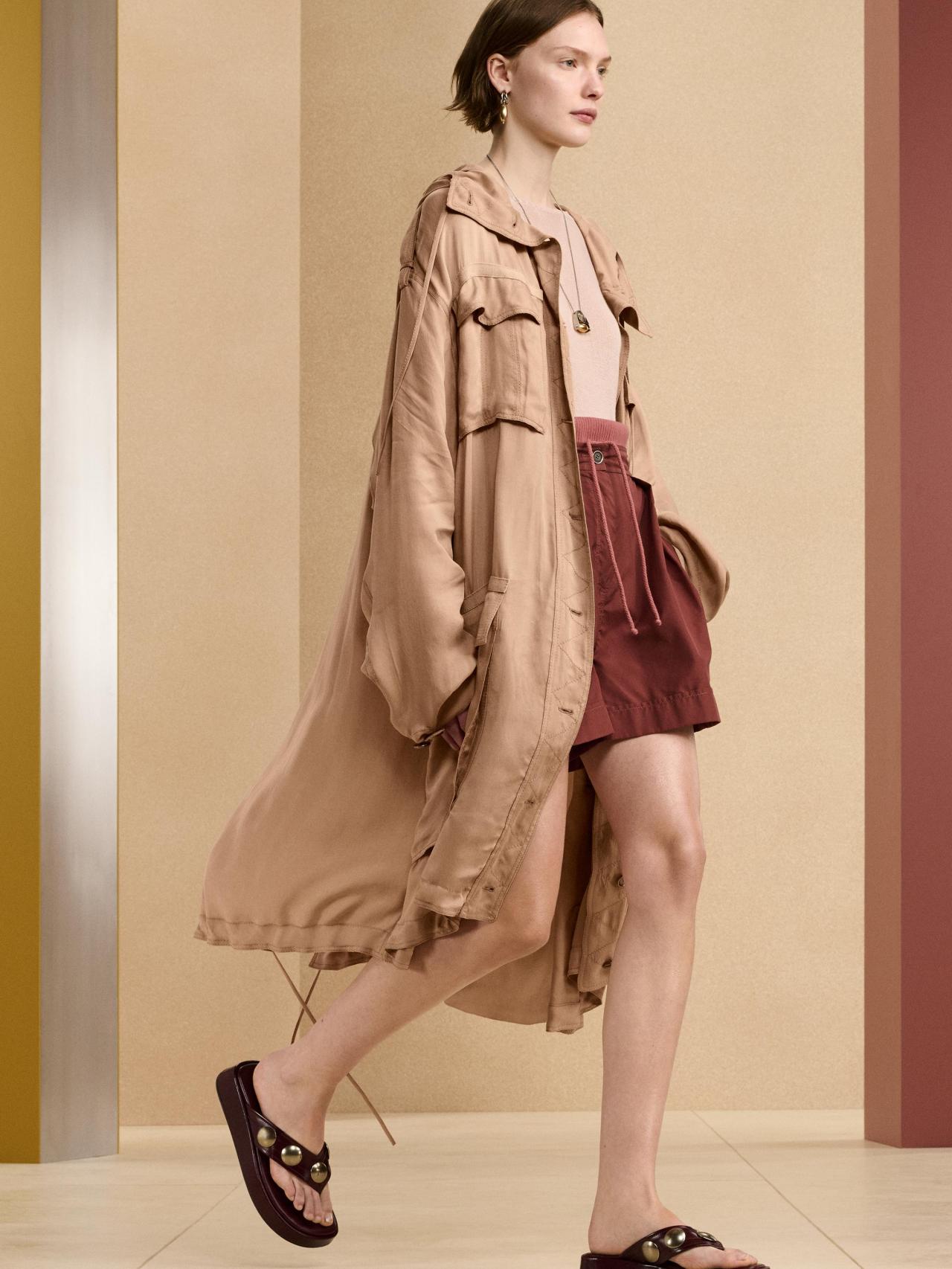 Destacan prendas funcionales y minimalistas.