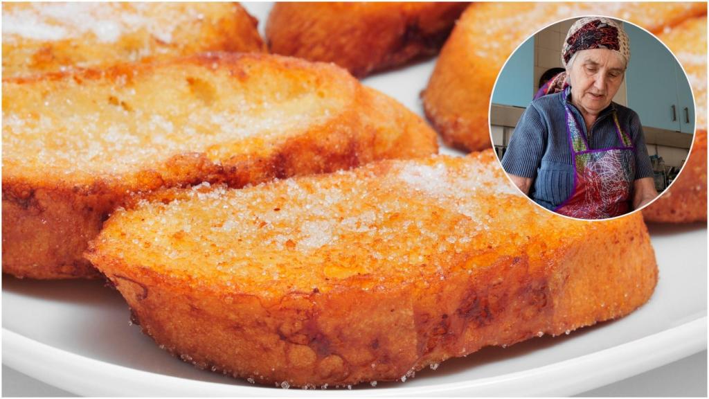 Una abuela sonriente junto a un plato de torrijas caseras recién hechas.