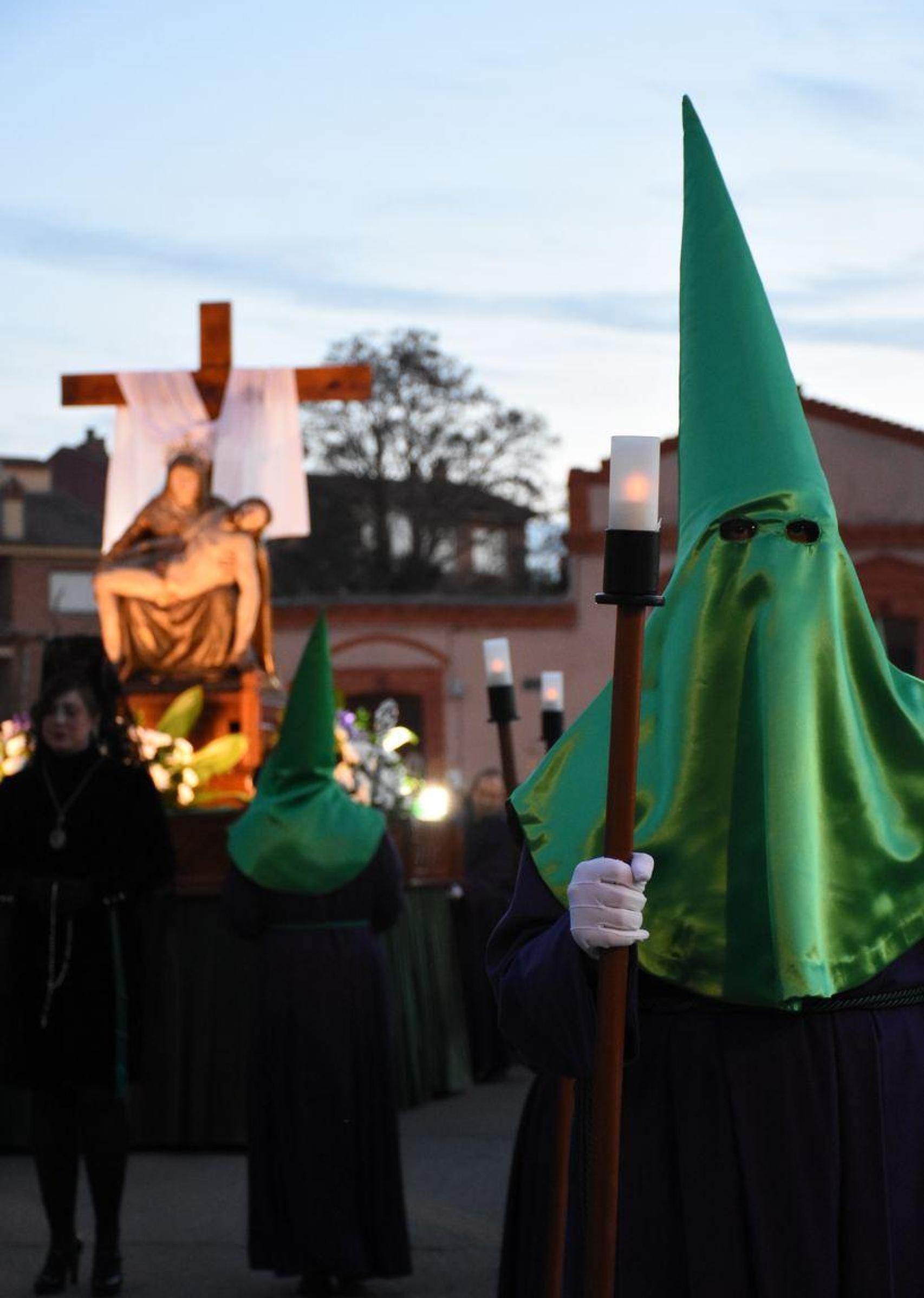Cristo de la Pasión con sus cofrades