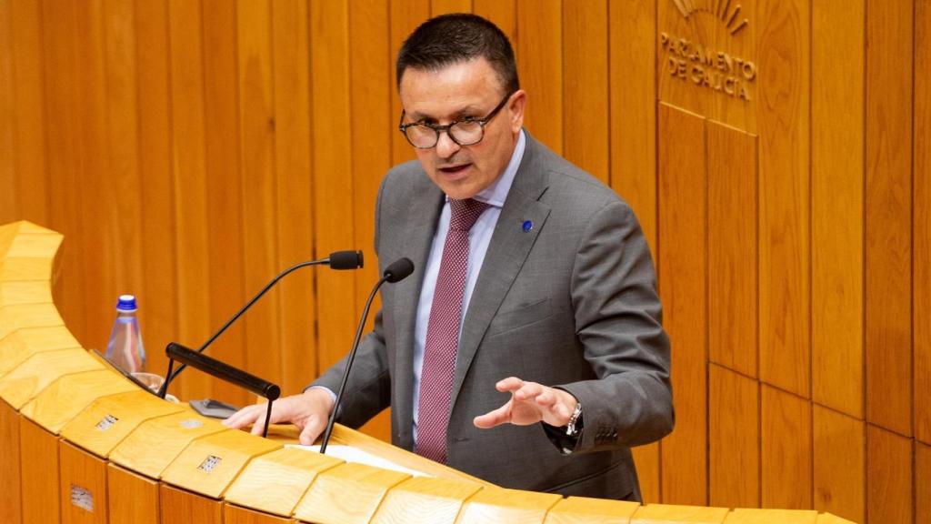 El conselleiro de Emprego, José González, en el Parlamento.