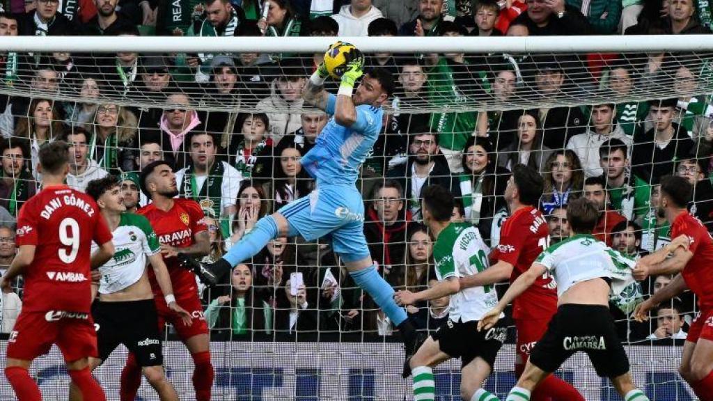 Poussin frente al Racing de Santander.