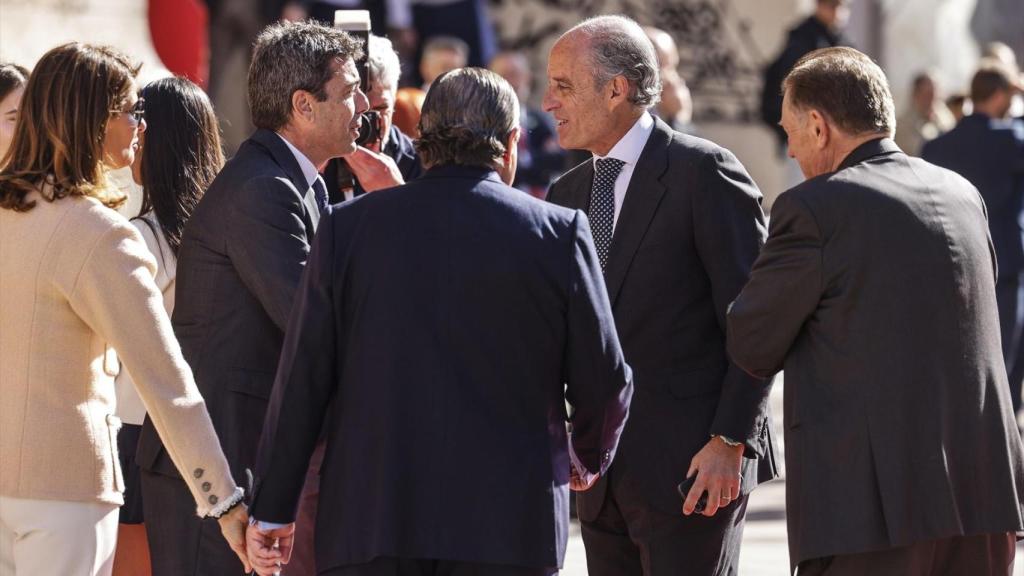 Francisco Camps y Carlos Mazón se saludan en los Premios Rey Jaume I. Rober Solsona / Europa Press