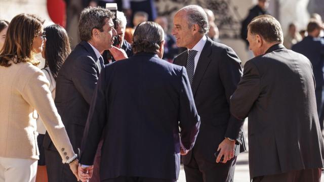 Francisco Camps y Carlos Mazón se saludan en los Premios Rey Jaume I. Rober Solsona / Europa Press