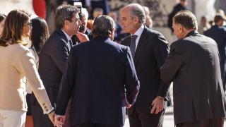 Francisco Camps y Carlos Mazón se saludan en los Premios Rey Jaume I. Rober Solsona / Europa Press