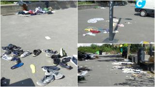 Ropa tirada por el suelo después del mercadillo de Os Mallos