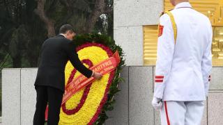 Pedro Sánchez rinde tributo al líder comunista Ho Chi Minh con una ofrenda floral en su mausoleo en Hanói