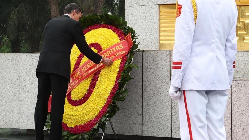 El presidente del Gobierno español, Pedro Sánchez coloca una corona de flores ante el Monumento de los Héroes y Mártires, en Hanói, Vietnam, este miércoles.