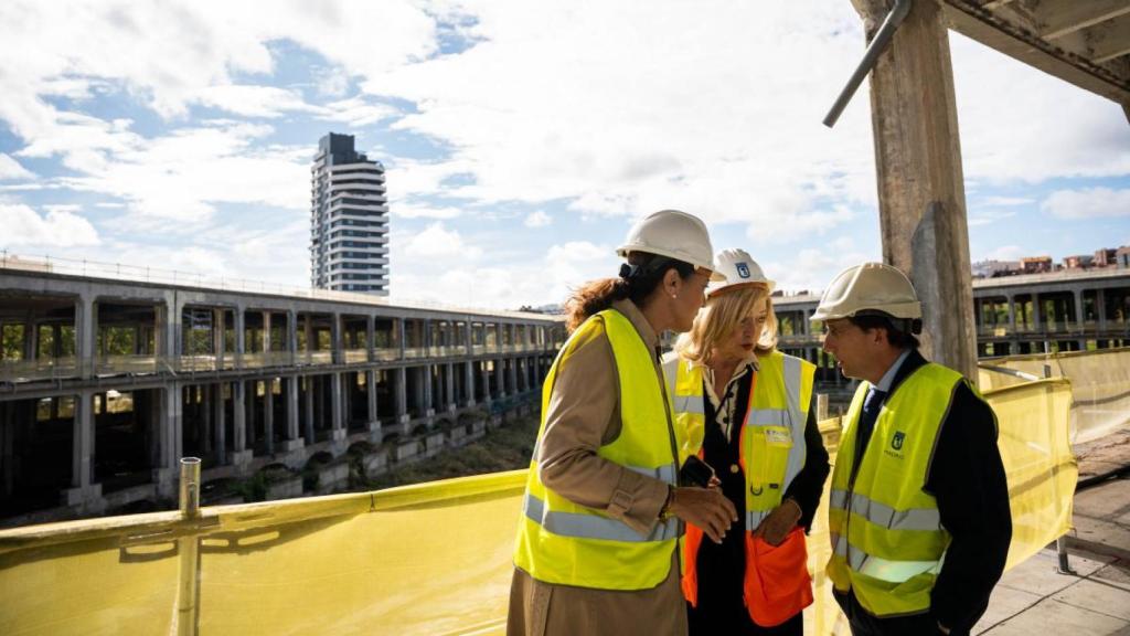 El alcalde de Madrid, José Luis Martínez-Almeida, junto a la delegada de Obras y Equipamientos, Paloma García (centro), y la concejala de Arganzuela, Lola Navarro (izquierda), durante una visita al antiguo mercado de Frutas y Verduras de Legazpi en 2023.