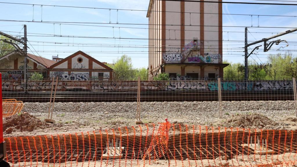 La vía del tren junto al CEIP García Lorca de Alcalá.