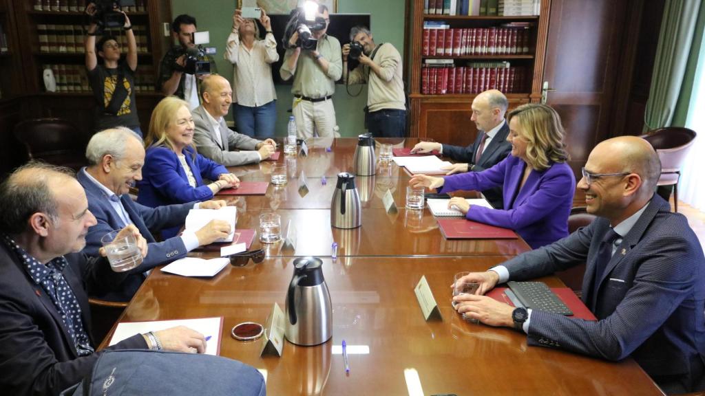 Pilar Alegría, junto a los agentes sociales aragoneses