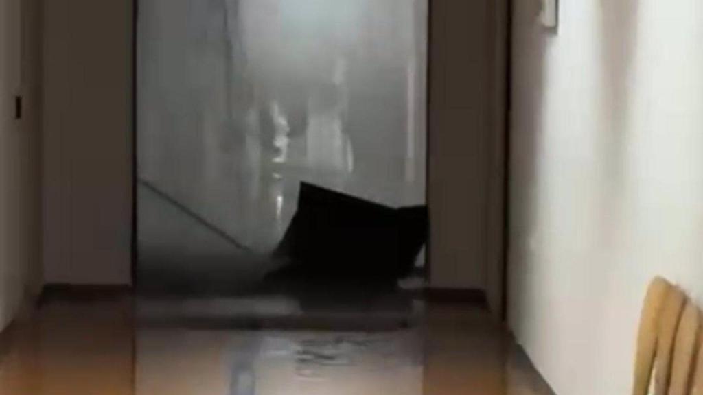 Una tubería de agua caliente explota y causa otro derrumbe de un falso techo en el Hospital de Ourense