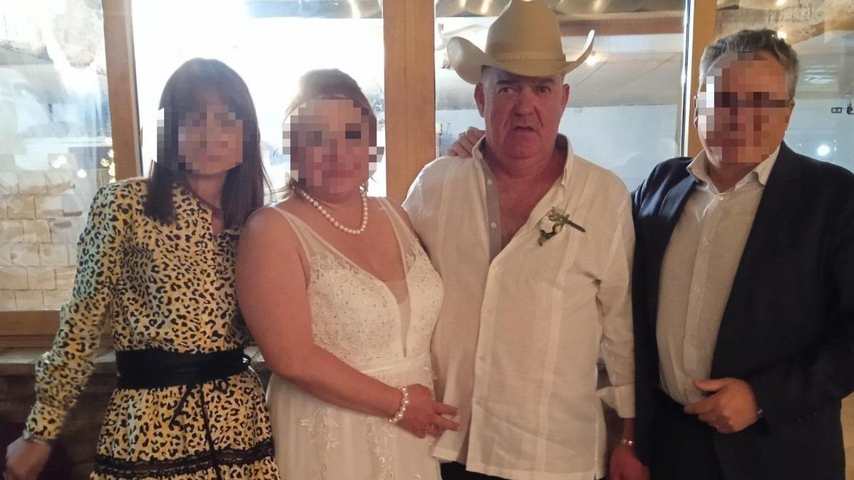 Salvador, con un sombrero típico de Colombia, junto a su esposa, Claudia, el día de su boda.