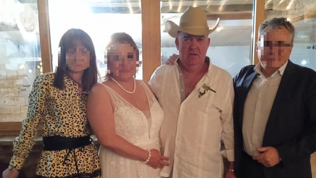 Salvador, con un sombrero típico de Colombia, junto a su esposa, Claudia, el día de su boda.