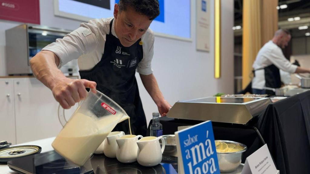 El ganador del primer premio del concurso de gazpachuelos.