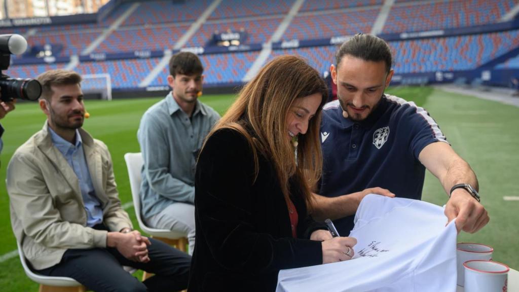 Puri Naya y Kochorashvili con 'Sentir la Camiseta'. EE