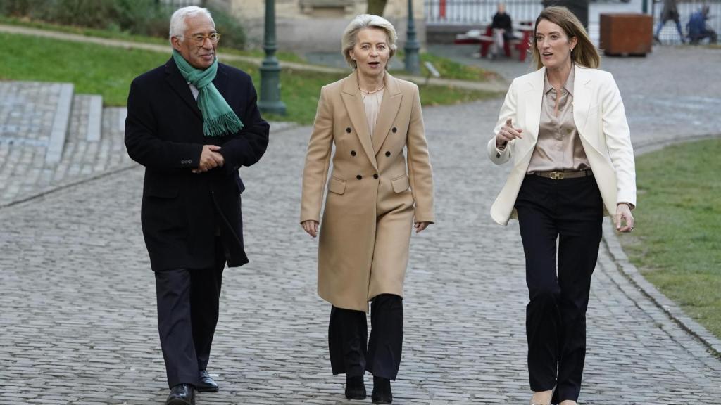 Roberta Metsola con la presidenta de la Comisión Europea, Ursula von der Leyen, y el presidente del Consejo Europeo, António Costa.