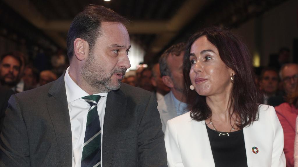 Ábalos, junto a la entonces presidenta de Adif, Isabel Pardo de Vera.