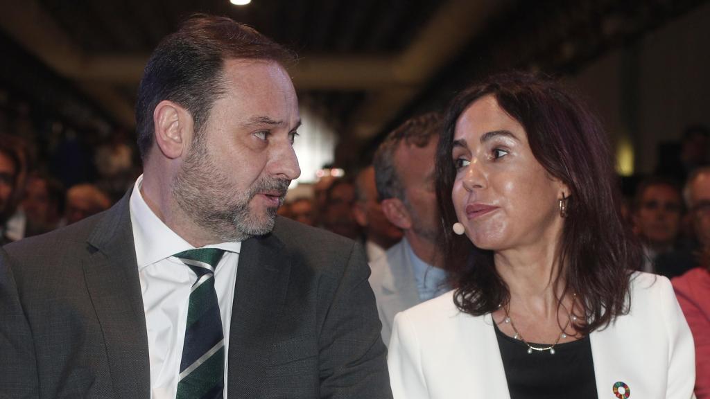 José Luis Ábalos, junto a Isabel Pardo de Vera, cuando era presidenta de Adif.