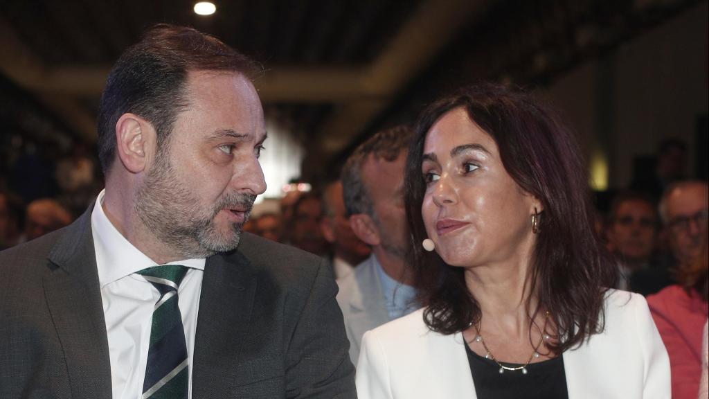 José Luis Ábalos, junto a la entonces presidenta de Adif, Isabel Pardo de Vera.