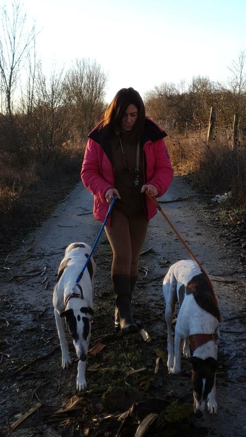 Asunción con sus galgos