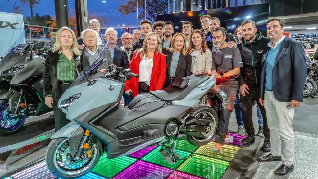 El equipo de Navarro Hnos. junto a la TMax 2025