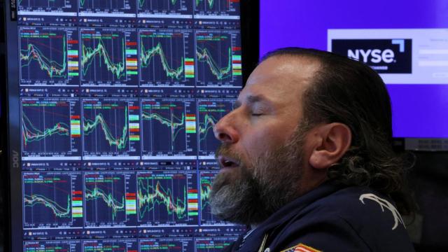 Un operador trabaja en el parqué de la Bolsa de Nueva York.