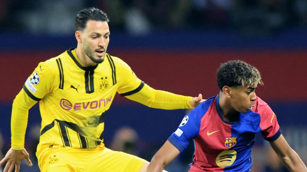 Ramy Bensebaini presiona a Lamine Yamal