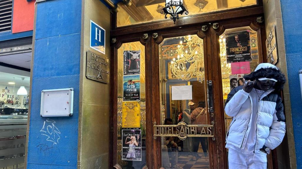 Uno de los inmigrantes alojados en un céntrico hotel de Zaragoza.