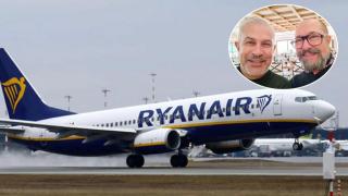 Pablo Gerbolés (izquierda)  junto a su marido y un avión de Ryanair