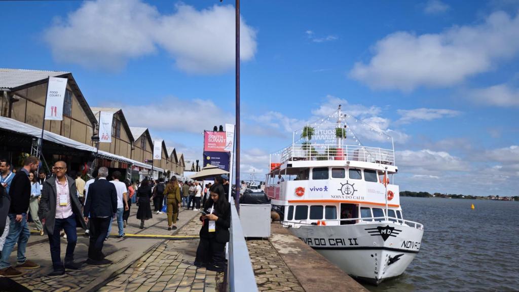 El Cais de Porto Alegre, donde se celebra South Summit Brasil, frente al lago Guaíba y uno de los barcos donde se suceden encuentros entre inversores y emprendedores.