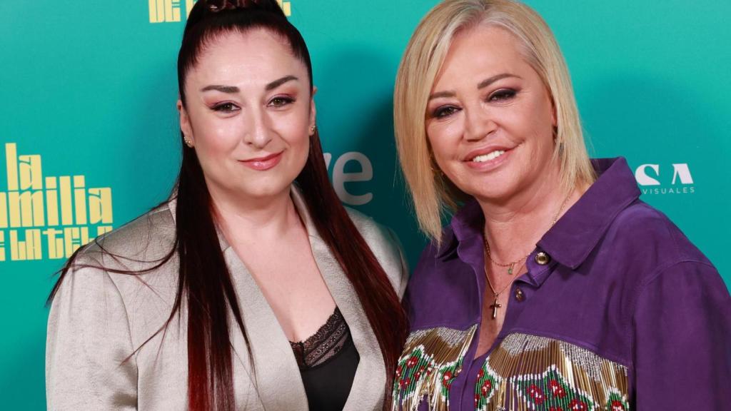 Ángeles Muñoz, de Carmela, junto a Belén Esteban en la presentación de 'La familia de la tele'.