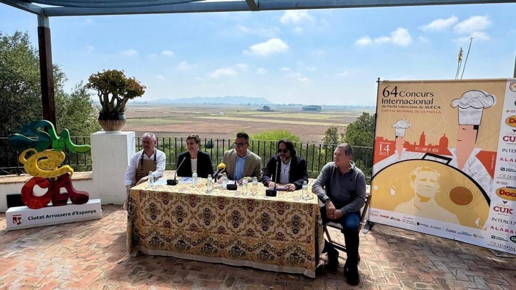 Presentación del Concurso Internacional de Paella de Sueca, rodeados de arrozales.
