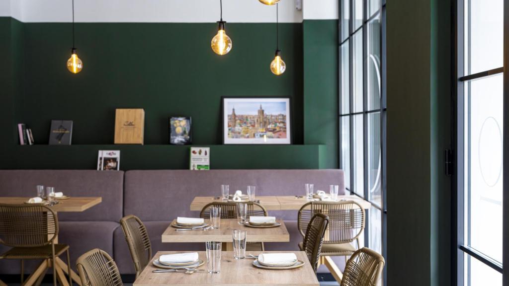 La renovada sala de La Oficina.