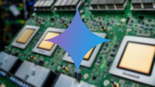 La nueva TPU de Google, Ironwood, con el logotipo de Gemini