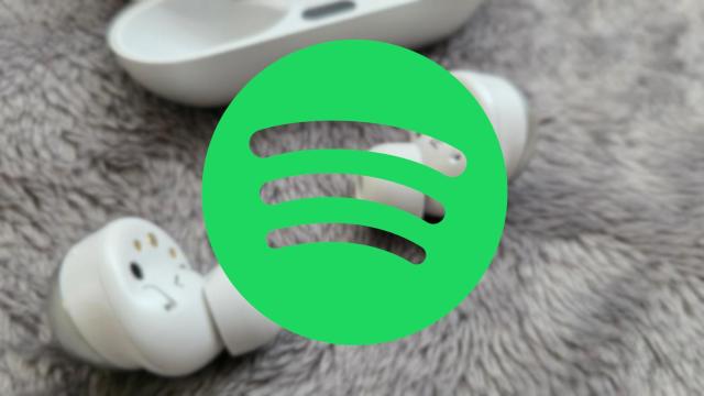 Icono de Spotify sobre una foto de unos auriculares