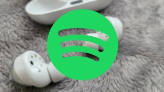 Icono de Spotify sobre una foto de unos auriculares