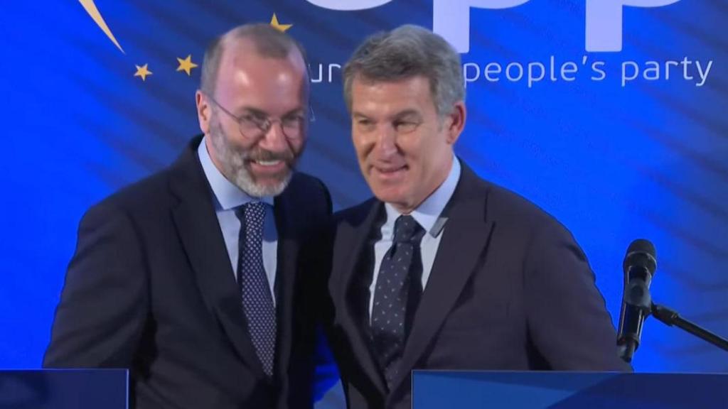 Manfred Weber y Alberto Núñez Feijóo, este miércoles tras la rueda de prensa en la sede del PPE, en Bruselas.