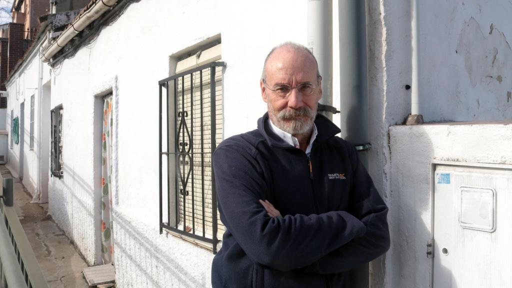 El escritor Alfonso Mateo-Sagasta frente a una de las casas que quedan del antiguo barrio de Madrid, Cerro Belmonte.