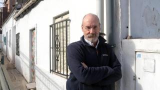 El escritor Alfonso Mateo-Sagasta frente a una de las casas que quedan del antiguo barrio de Madrid, Cerro Belmonte.
