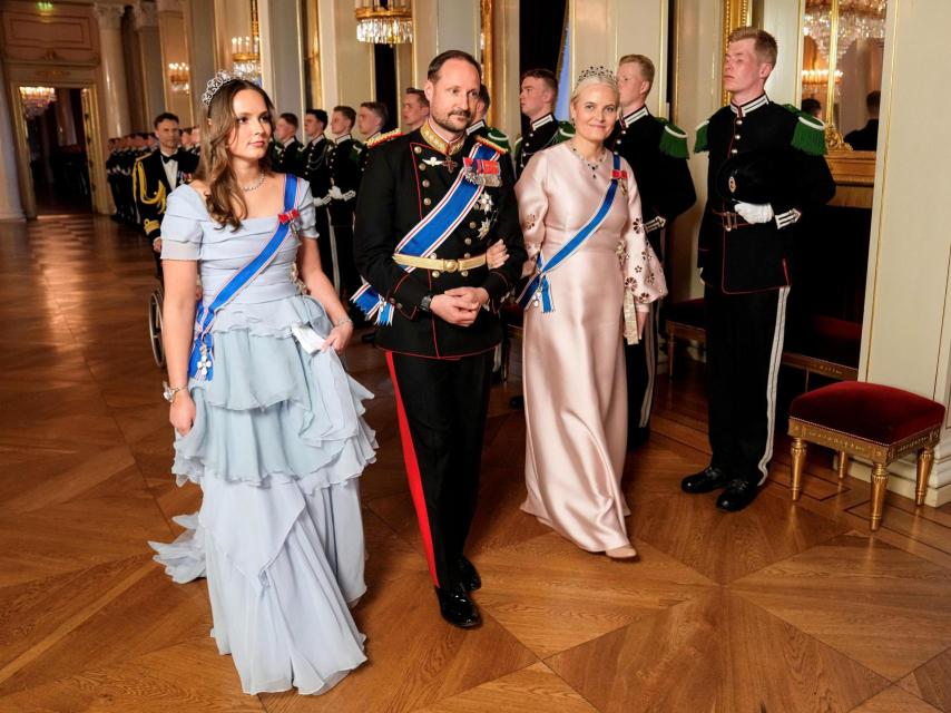 Hakoon y Mette-Marit, junto a su hija, en palacio.