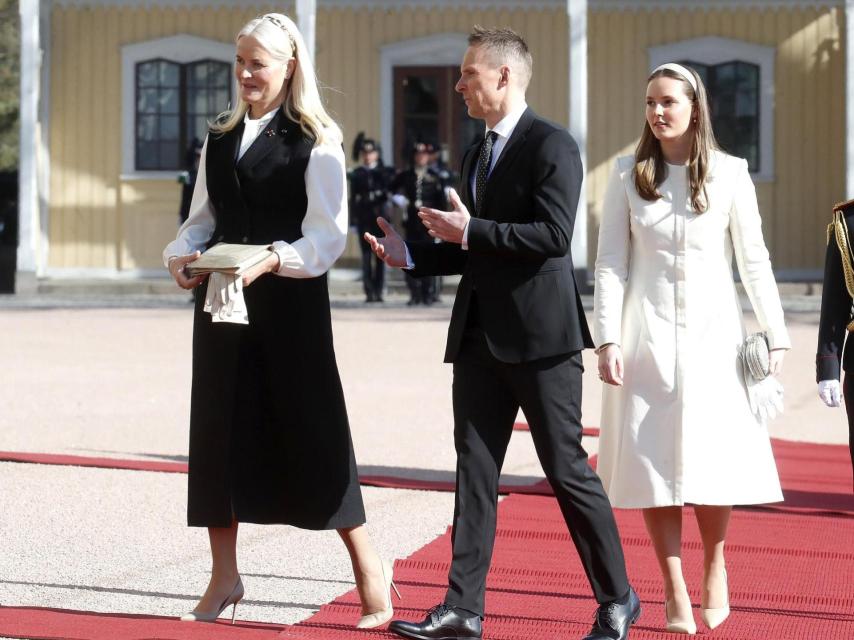 En la recepción de bienvenida, la heredera y su hija, de blanco y negro.