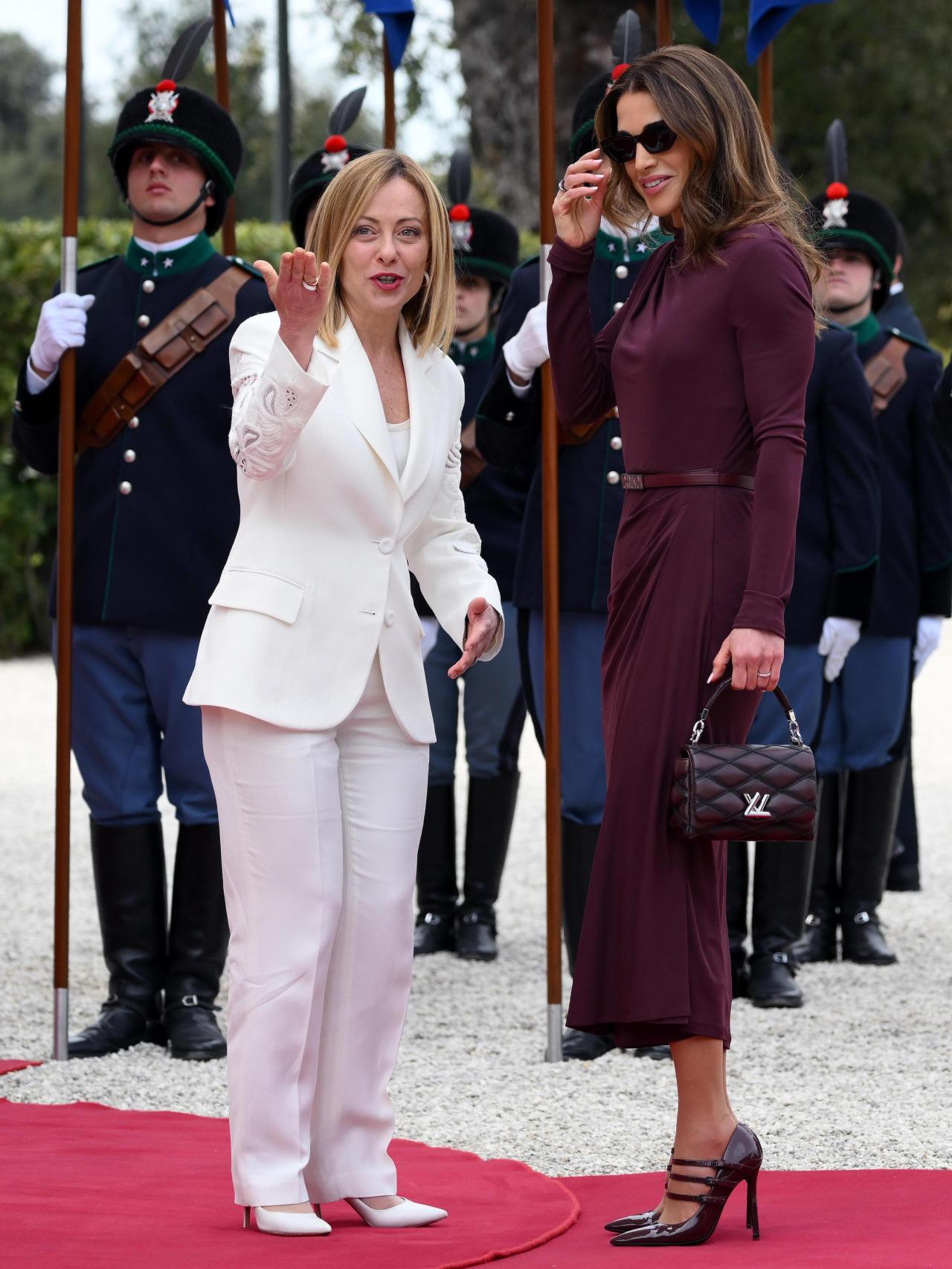 La Reina y Meloni posan para los medios.