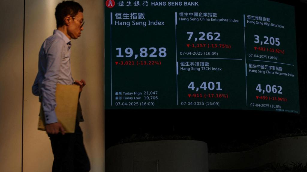 Una pantalla muestra el cierre del índice Hang Seng en el distrito Central, en Hong Kong, China, el 7 de abril de 2025.