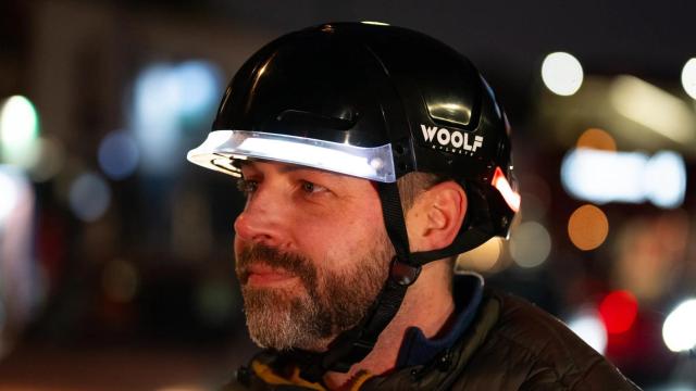 El casco incluye iluminación frontal y trasera