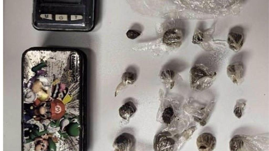 Bolas y báscula de precisión incautadas a un vecino de Oroso.