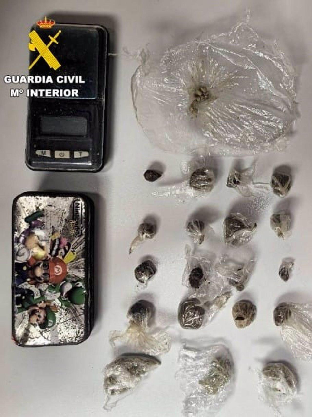 Bolas y báscula de precisión incautada al vecino de Oroso.