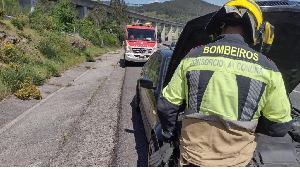 Avería de un vehículo en la AG-11, en Dodro.