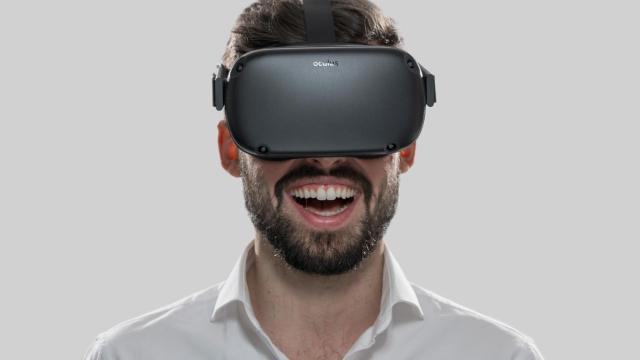Sergio Yáñez utilizando gafas de realidad virtual.